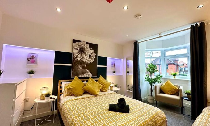 Winton House | Large New 4 bedroom House Sleeps up to 12 - Accepts Groups - Great Location - FREE Parking - Fast WiFi - Smart TVs - sleeps up to 12 people - Close to Bournemouth & Poole Town Centre & Sandbanks