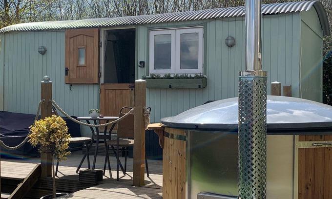 New Forest District Cabin | Large New Forest Shepherds Hut and Scandinavian Hot Tub with hydro massager