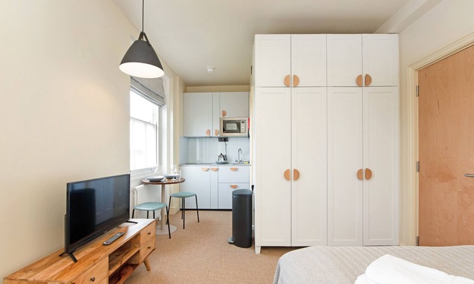 Camden Town with Primrose Hill Apartment | Large Pied a Terre Studio on Regents Park Road