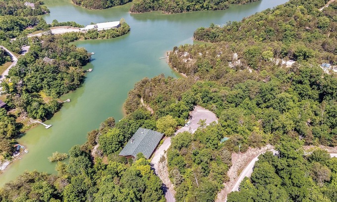 Sevierville Cabin | Large Private Douglas Lake Lodge- 12 acres- Sevierville