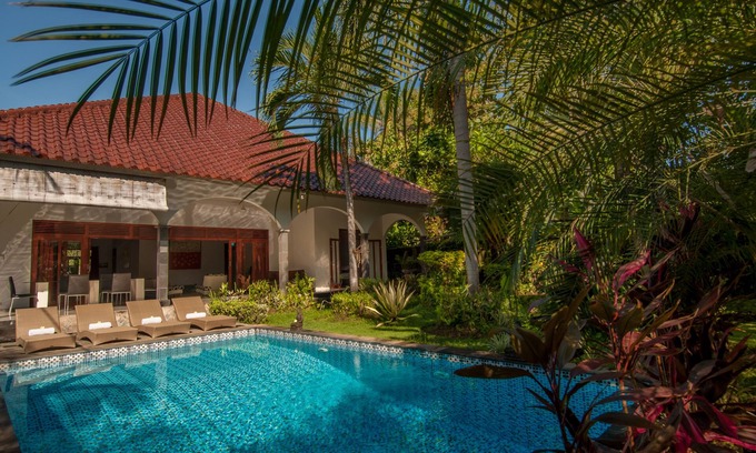 Lovina Villa | Large private villa with nice swimming pool in tropical garden