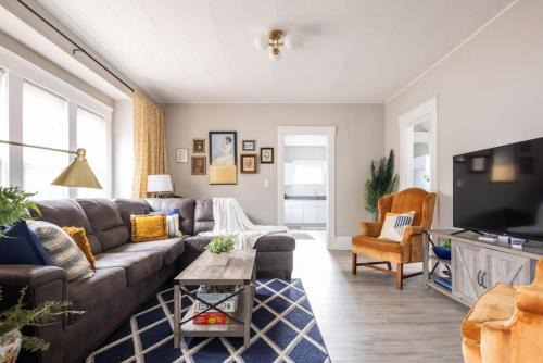 Detroit - Shoreway House | Large Renovated 4 Bedroom Home 9 min to Downtown CLE