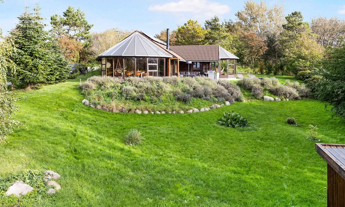 Kalundborg House | Large, renovated log house at Røsnæs