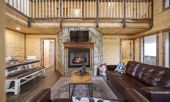 Golden Cabin | Large River front cabin overlooking Glover River