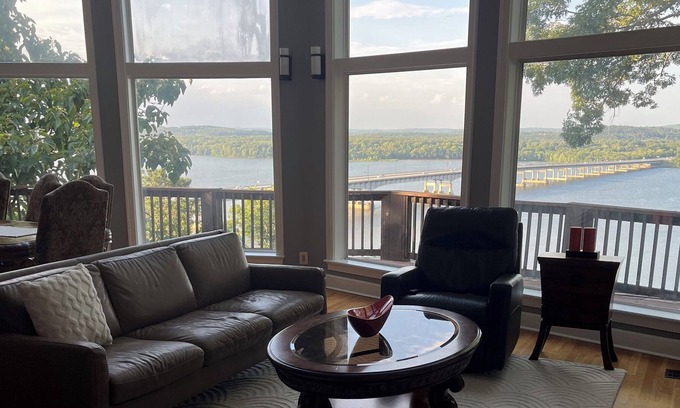 Little Rock House | Large river-view home convenient to the city, freewsys and sirport.