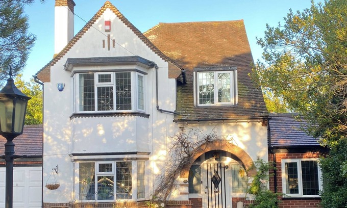 Marston Green Cottage | Large rustic home next to airport/NEC/Train station.
