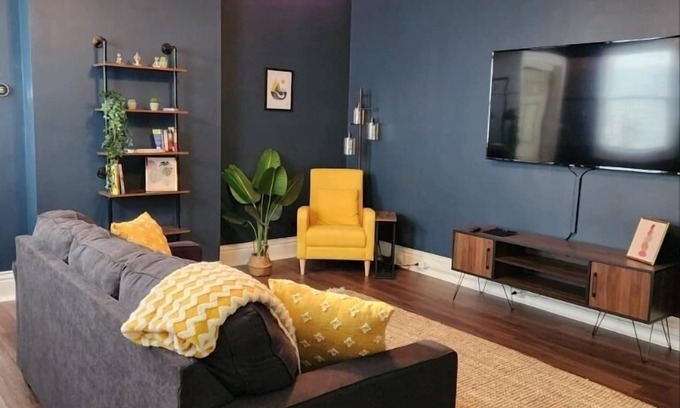 Shelby Park House | Large space!