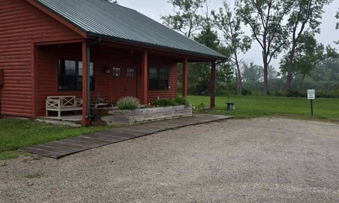 Gypsum Apartment | Large studio cabin in Catawba island area with WiFi, AC, large parking area
