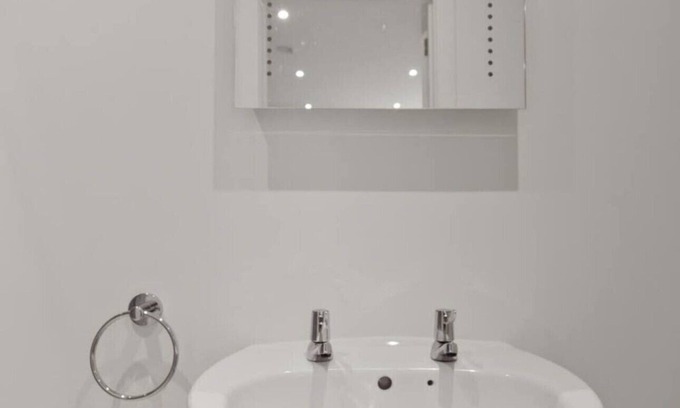 Maidstone Apartment | Large studio flat in Maidstone. WiFi tv and work station. 2 mins walk to town!