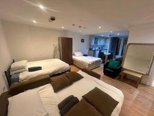 Shepherd's Bush Apartment | Large studio flat Uxbridge Road