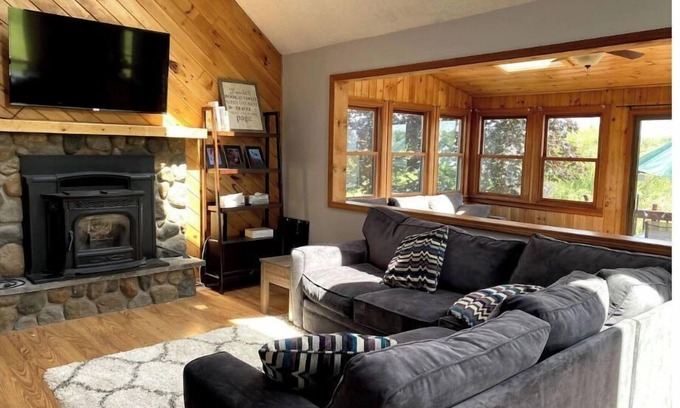 Athens House | Large & Sunny Lakefront Home near Ski Resorts