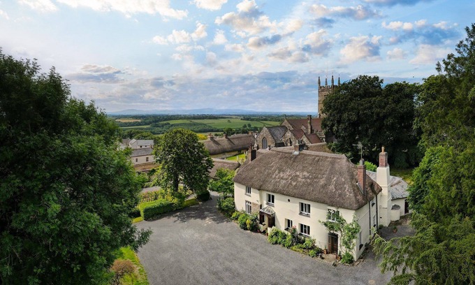 Broadwoodkelly Cottage | Large thatched cottage in Devon