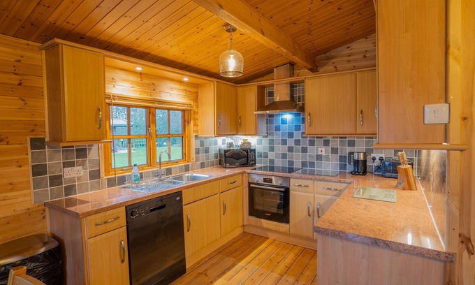 East Huntspill Cabin | Large three bedroom lodge with private hot tub for five people
