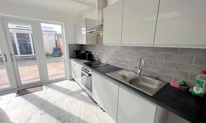 West Thornton Apartment | Large Triple Studio Flat - Croydon