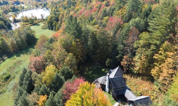 Waitsfield House | Large Vermont ski home on private scenic lot centrally located in the Mad River Valley
