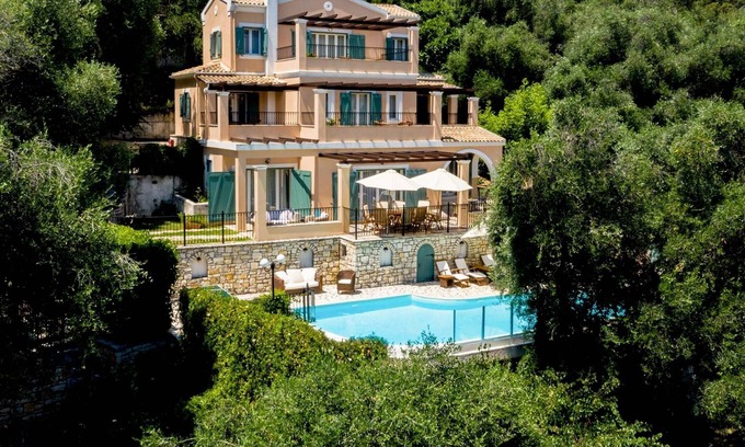 Gimari Villa | Large villa, games room, short drive to 2 villages