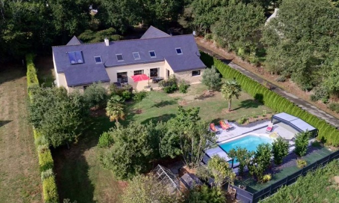 Fouesnant Villa | Large villa with covered pool close to the beach