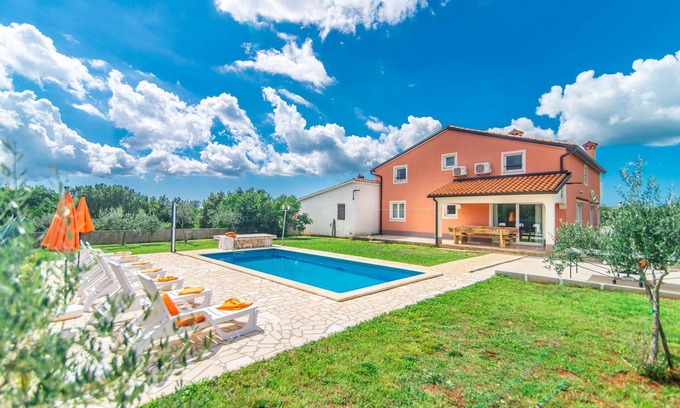 Vosteni Villa | Large villa with swimming pool and fenced garden