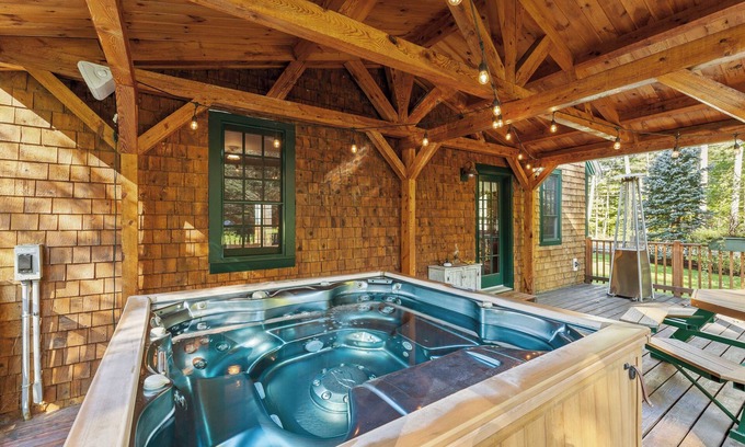 Holderness House | Large Well Equipped Pet Friendly Home with Hot Tub | Bank of NH Pavilion 19 mins | Iconic Fall Foliage Central location | Air Conditioning | Walk to Squam Lake Beach | Main Level Bedroom and Bathroom