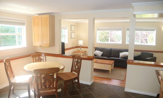 District of North Vancouver House | Large Whistleresque walk out Garden suite & beautifully landscaped yard