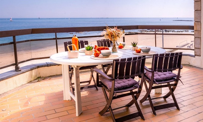 Larmor-Plage Apartment | Larmor-Plage Spacious 3BR with Terrace, Elevator, and Parking by the Sea
