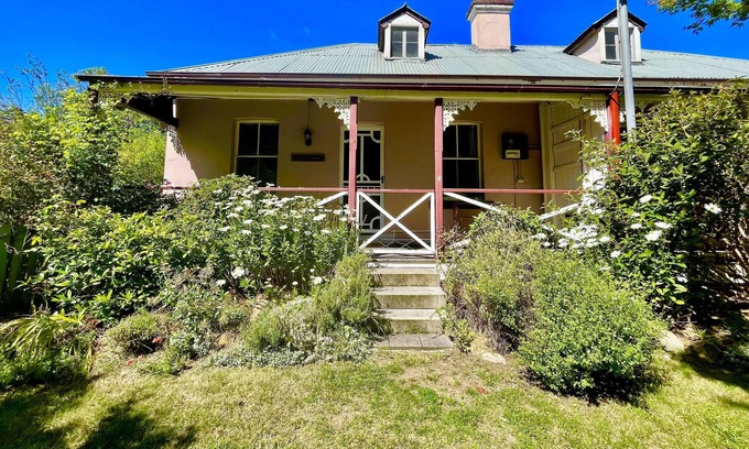 Mount Victoria Cottage | Larsen Cottage 1 - Original Henry Lawson Family 3 Bedroom Cottage in Mt Vic