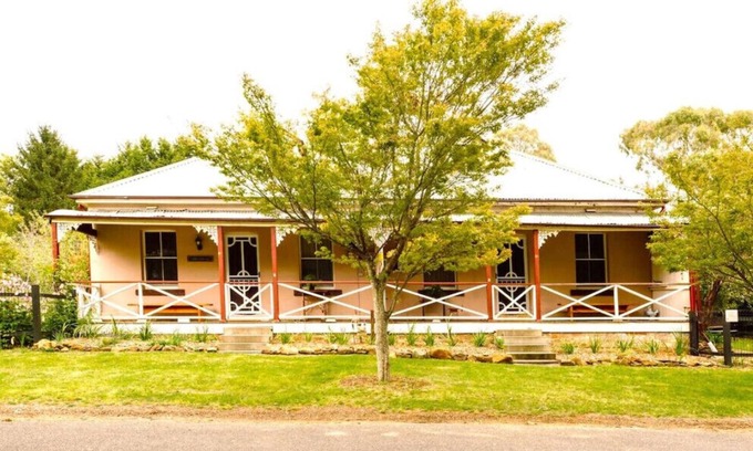 Mount Victoria Cottage | Larsen's Cottage #1: Historic 1880 Home