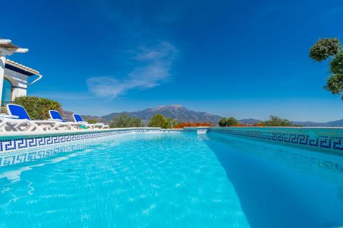 Vinuela Villa | Las Alondras stunning lake views