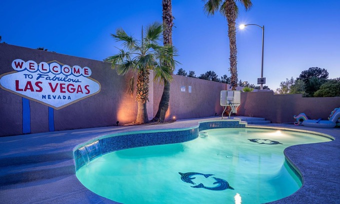 Green Valley House | “Las Vegas Retreat: Heated Pool, EV Charger, Minutes from Airport & Strip!”
