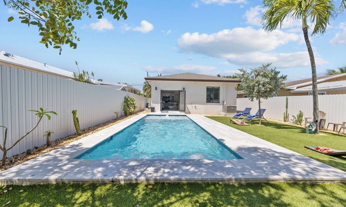 West Park House | Last Minute Deal-Pool-Grill- Turf-Mins2Airport, Beach, HardRock