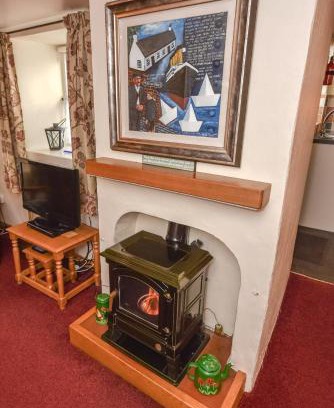 Carrickfergus House | Last-Minute Escapes l Sleeps Up to 4 l A delightful thatched cottage with all the modern facilities you will require l There are 2 bedrooms, one with a double bed l the other with two singles l Carrick Thatched Cottage l WeStayBelfast