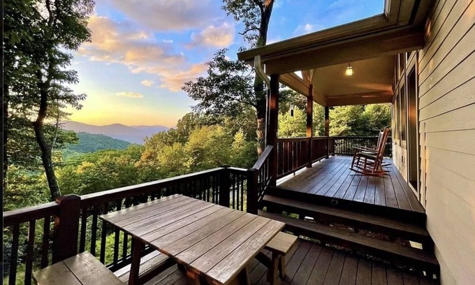 Boone Cottage | LAST MINUTE OPENING. UPDATED CABIN WITH AMAZING MTN VIEWS AND HOT TUB NEAR BR