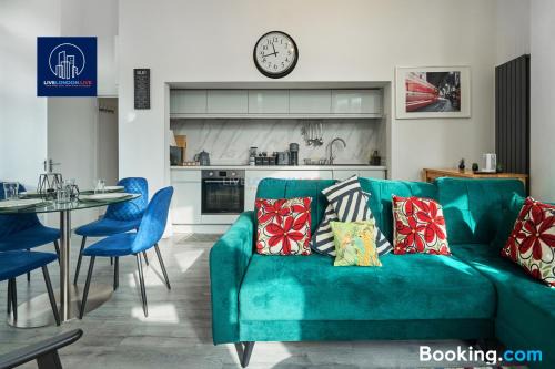 Dartmouth Park Apartment | Last-Minute Reserve l Sleeps Up to 4 Guests l Flat 1 l One-Bedroom Apartment with King Bed and High Ceilings Near Camden by Live London Short Lets & Serviced Accommodation