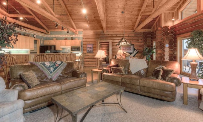 Big Sky Cabin | Last Minute Special! Cozy Log Cabin, Views, Hottub