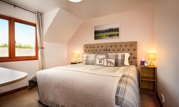 Alness Bed & Breakfast | Last-Minute Stay | En-Suite + King Bed + Parking