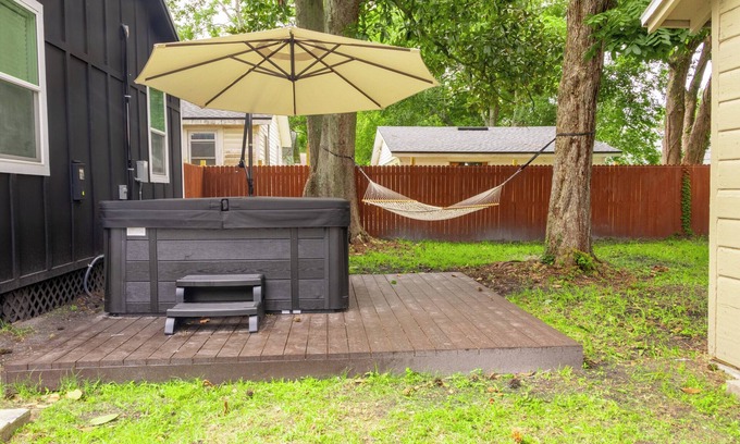 Murray Hill House | ~Late Summer Cottage Sleeps 7 Hammock & Spa~