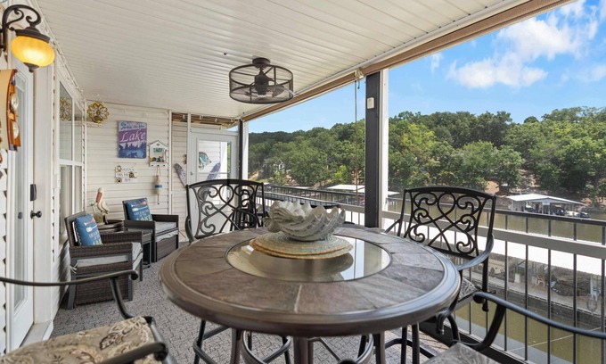 Lakeland Condo | LaTiBe Retreat – Lakefront Condo for 4 w/Balcony & Pool Access