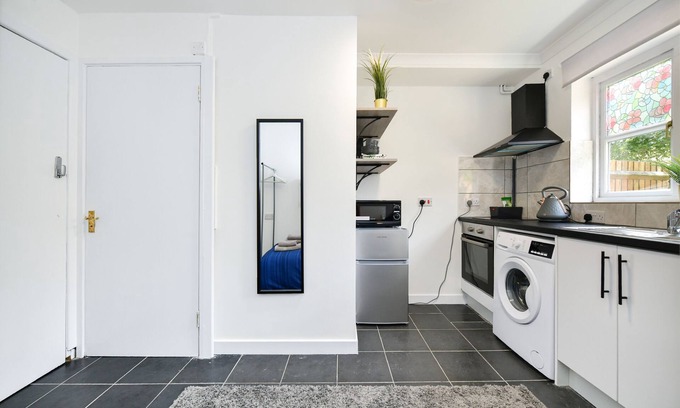 Reading Apartment | Laud Close Guest Suites