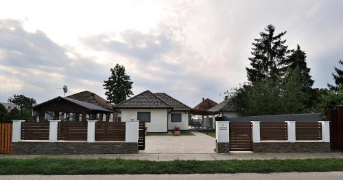 Balatonlelle Villa | Laura Villa