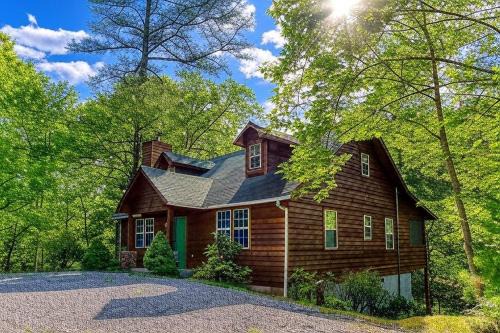 Wears Valley House | Laurel Cottage, 685 FREE tickets each paid day, Hot Tub, Pool Table!