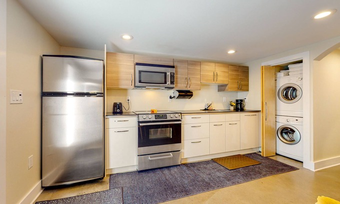 Laurelhurst Apartment | Laurelhurst Retreat | Downtown Portland apt with streaming, full kitchen, W/D