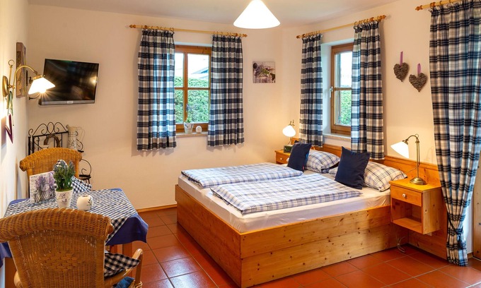 Bad Endorf Apartment | Lavendel-Appartement, 26 qm Erdgeschoss, kombinierter Wohn- und Schlafraum