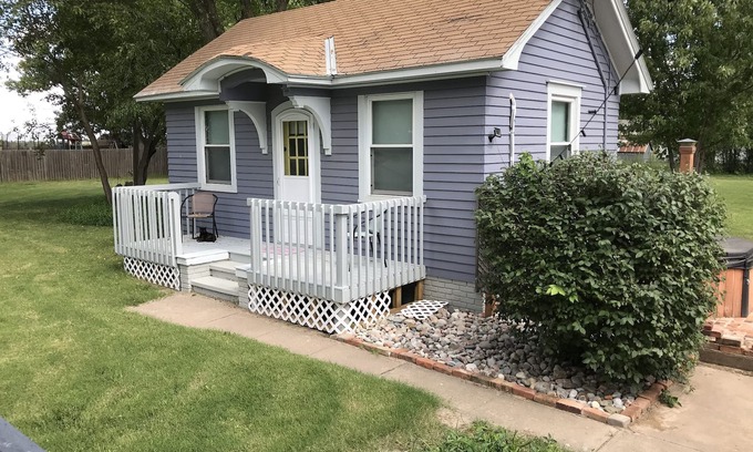 Lindsborg Cottage | Lavender Cottage: Lindsborg
