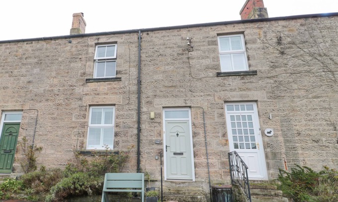 Glanton Cottage | LAVENDER COTTAGE, pet friendly, country holiday cottage in Glanton