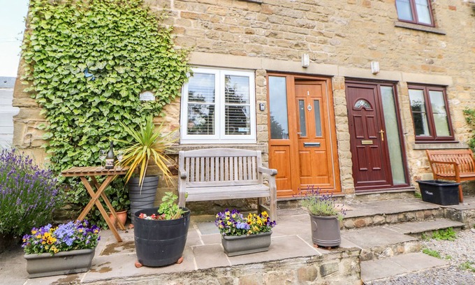 Grewelthorpe Cottage | LAVENDER COTTAGE, pet friendly, with open fire in Grewelthorpe