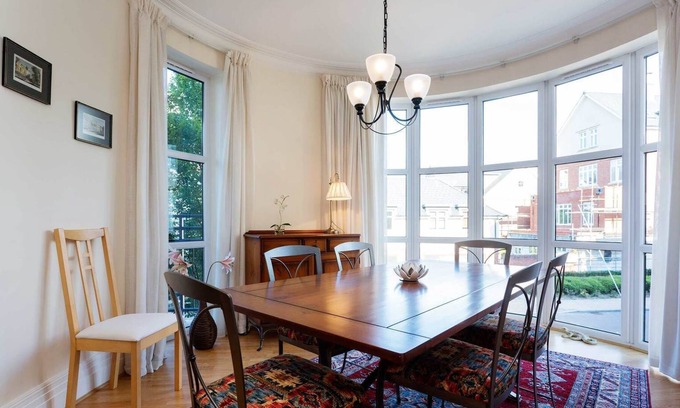 Mortlake Apartment | Lavender House, by Veeve