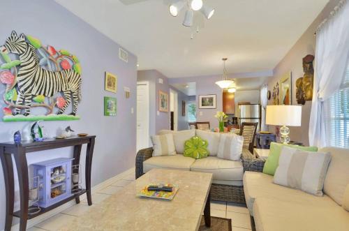 Truman Annex House | Lavender Jungle by AvantStay Great Location w Patio Shared Pool Week Long Stays Only