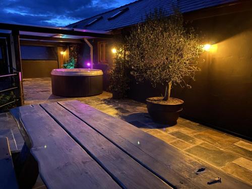 Tiers Cross House | Lavender - Luxurious Barn Conversion - Blossom Farm