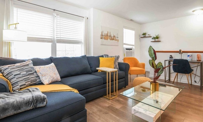 Newark Hotel | Lavish 3Bed Apt ! Free Gated Parking! 30 min NYC!