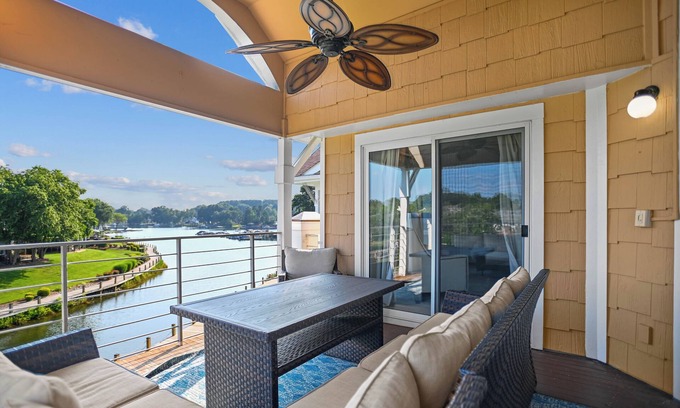 Cornelius Condo | Lavish Lake Lounge by SoCharm | 3rd Fl Waterfront Condo - 3Bed/2Bath Cornelius